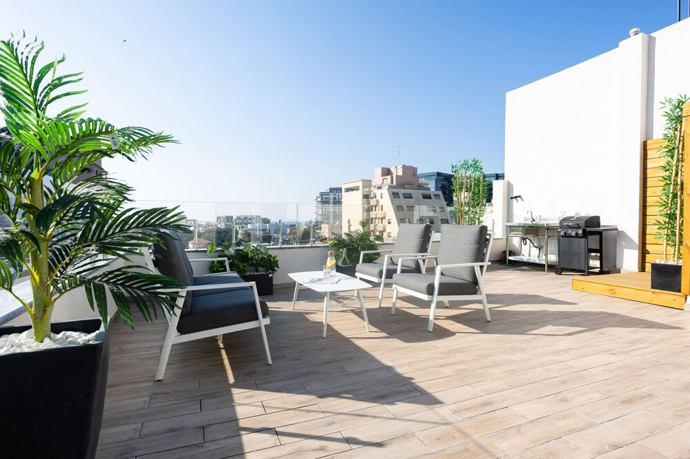 YalaRent Flora Designed 1BR penthouse — 4-Star Luxury Hotel in Tel Aviv, Israel