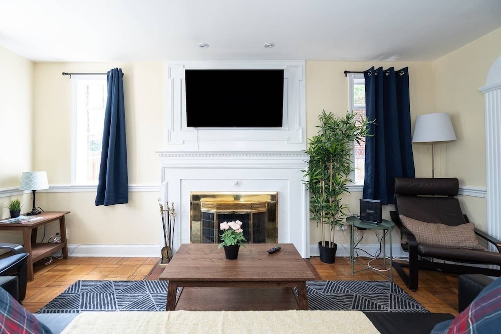 Spacious 4BR CozySuites in Old Town Alexandria - photo 14