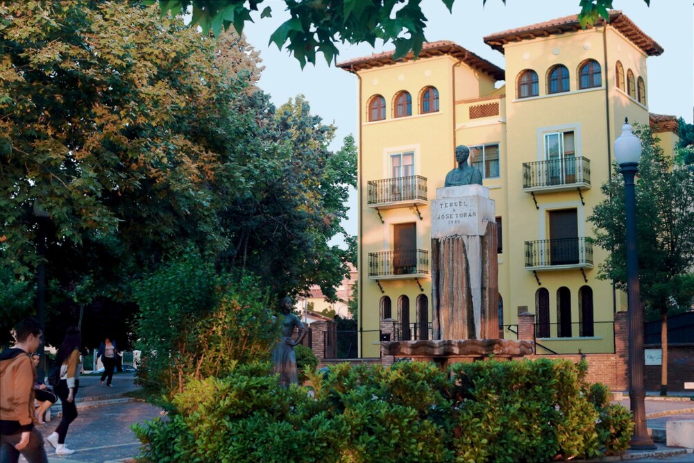 Fuente Torán Apartamentos — 4-Star Luxury Hotel in Teruel, Spain