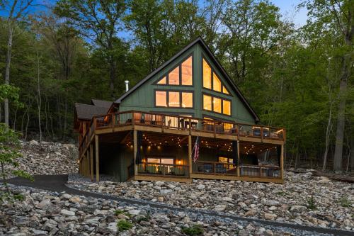 Emerald Escape Managed by Gr8Escapes — hotel in Massanutten
