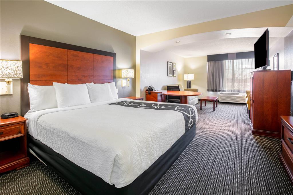 La Quinta Inn & Suites by Wyndham DFW Airport South Irving - photo 23