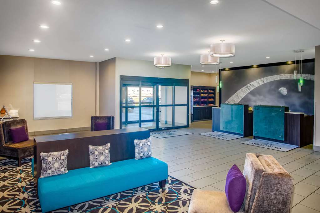 La Quinta Inn & Suites by Wyndham Pontoon Beach - photo 6