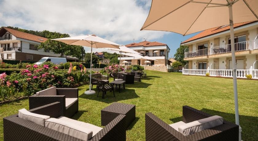 Hotel y Apartamentos La Bolera - carbon neutral hotel in Arnuero