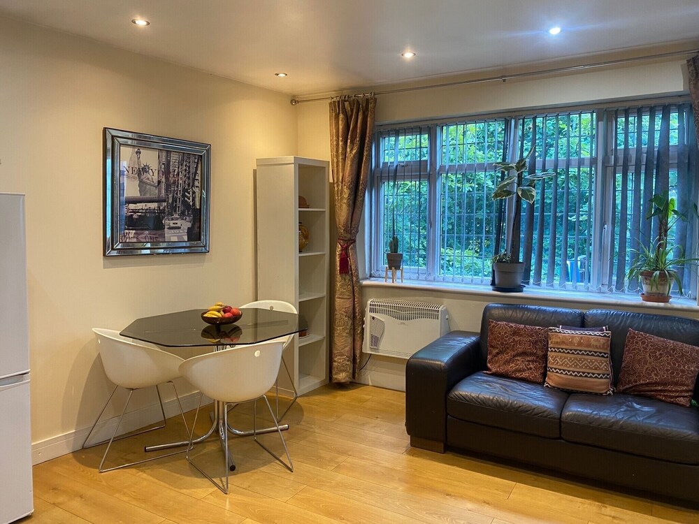 1 bed Unit 10 Minute Drive From Hellfire Caves in High Wycombe, United Kingdom