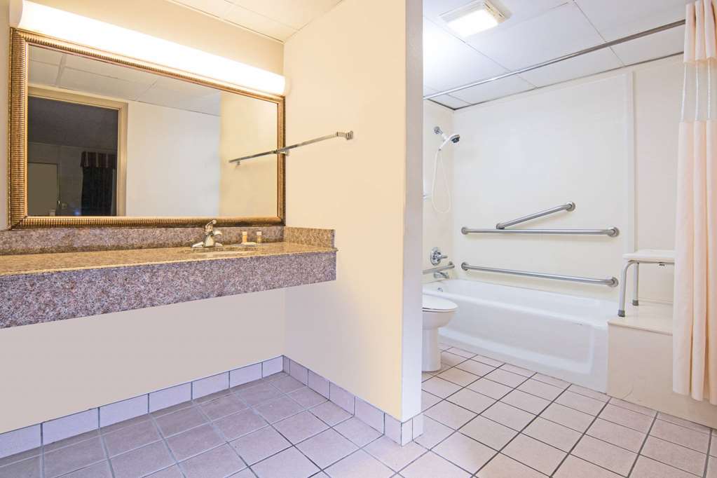 Days Inn by Wyndham Central San Antonio NW Medical Center - photo 9