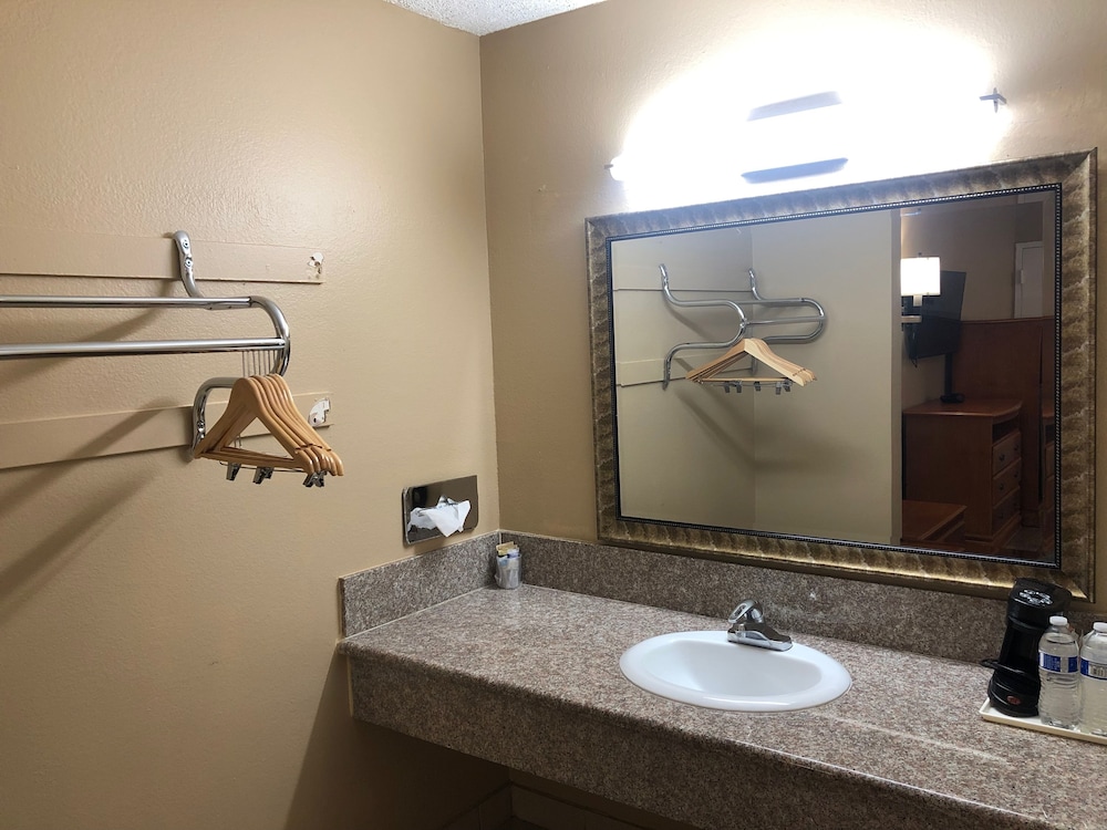 Orange Tustin Inn - photo 4