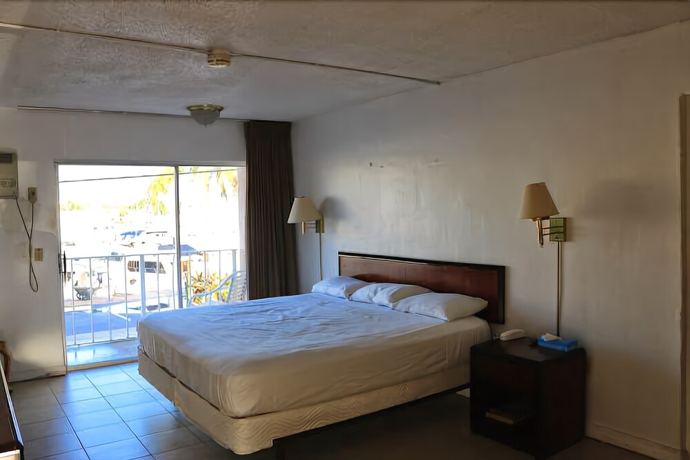 Camelot Waterfront Inn - photo 26