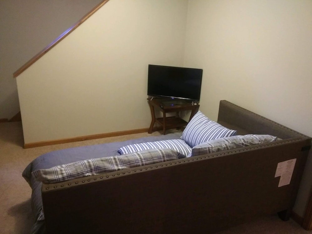 Historic Twin Tudors Inn - photo 14