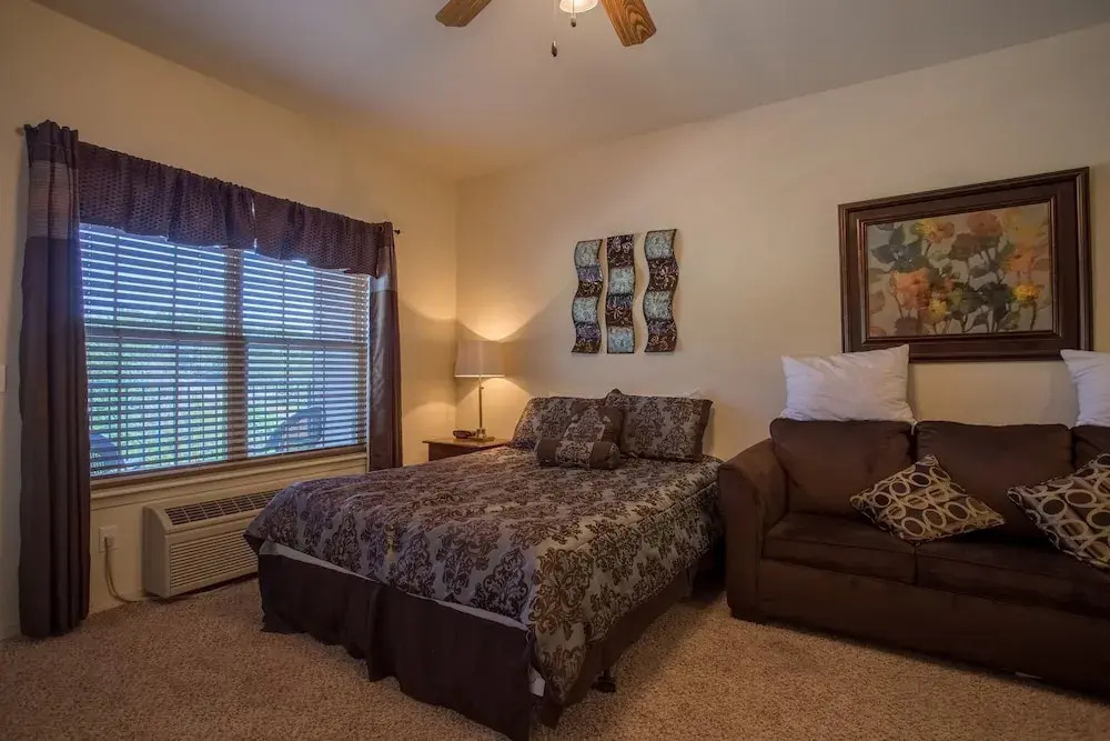 Couples Condo Retreat Overlooking Golf Course — 4-Star Luxury Hotel in Branson, United States