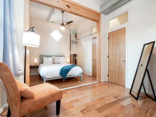 Cozy OTR Home with Private Roof Deck — 4-Star Luxury Hotel in Cincinnati, United States