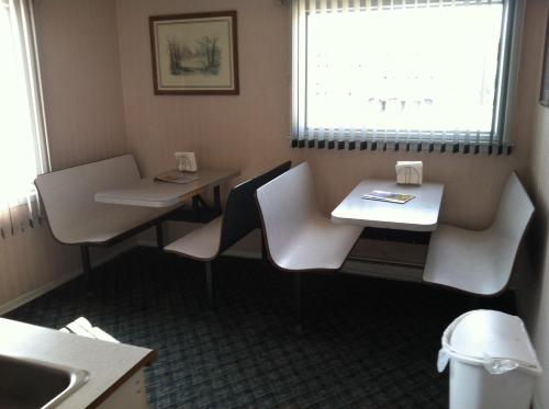 Brooks Motel - photo 13