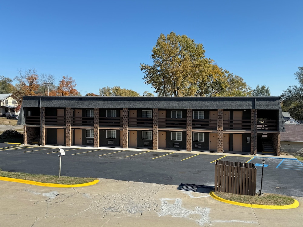 Westbridge Inn & Suites - photo 17