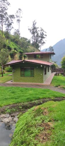 Casa Verde en Baños de Agua Santa con vista al volcán Tungurahua — 4-Star Luxury Hotel in Banos, Ecuador