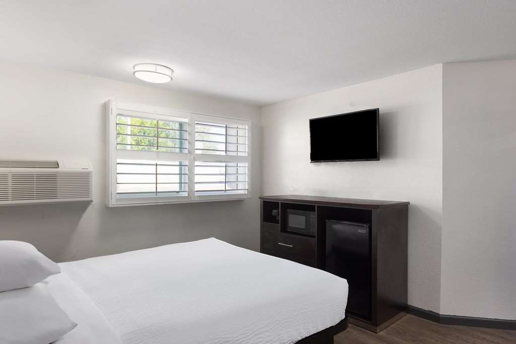 Ramada by Wyndham Medford Airport North - photo 16