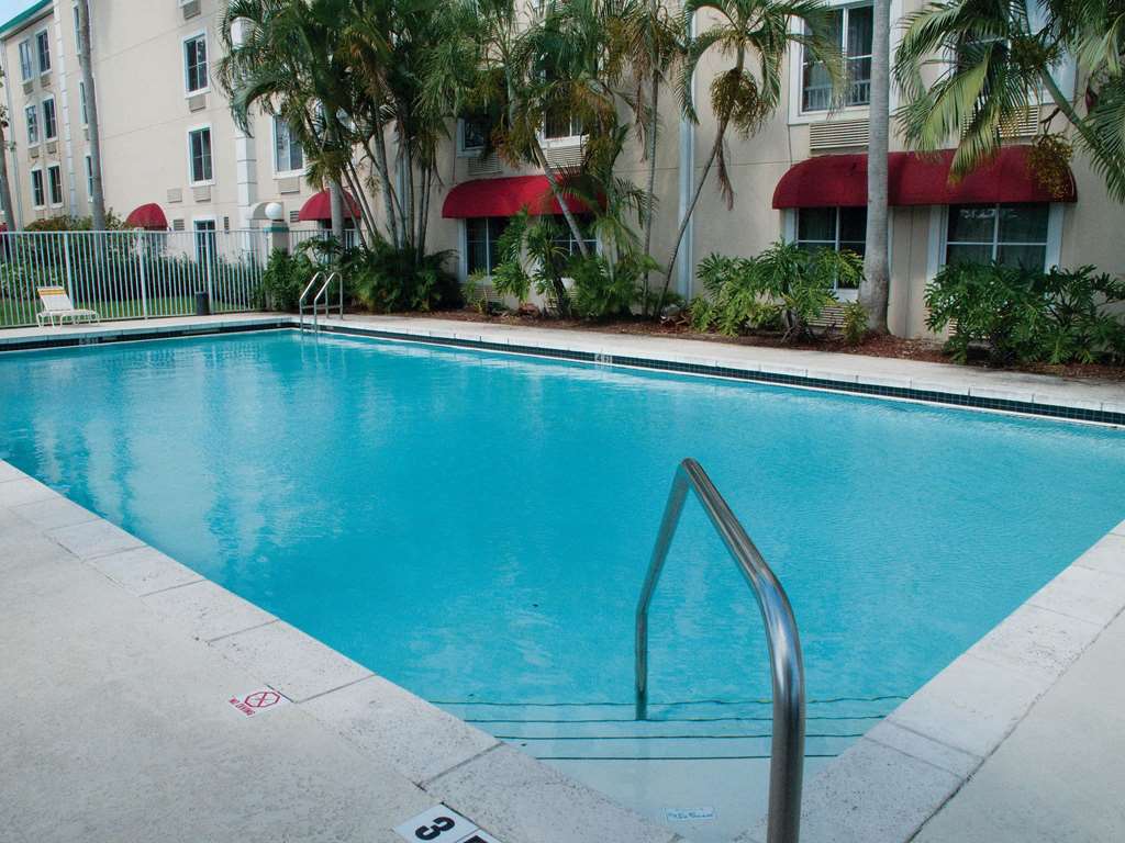 La Quinta Inn & Suites by Wyndham Sawgrass - photo 3
