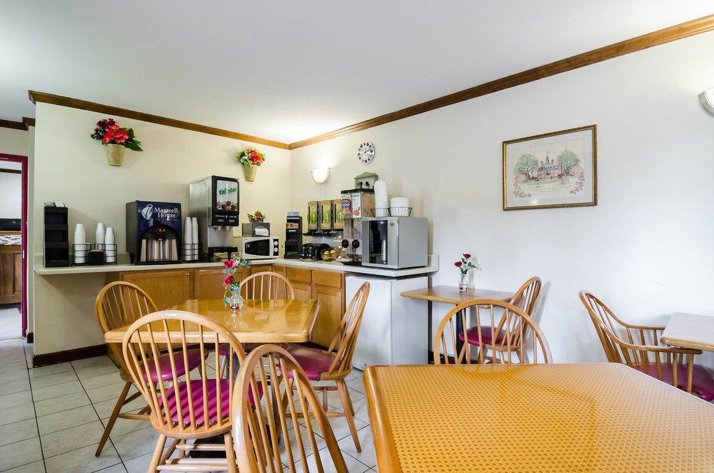 Econo Lodge Colonial - photo 21