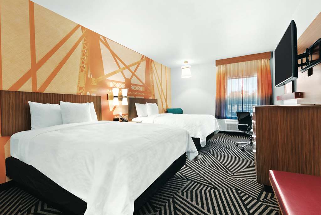 La Quinta Inn & Suites by Wyndham Waco Downtown Baylor - photo 8