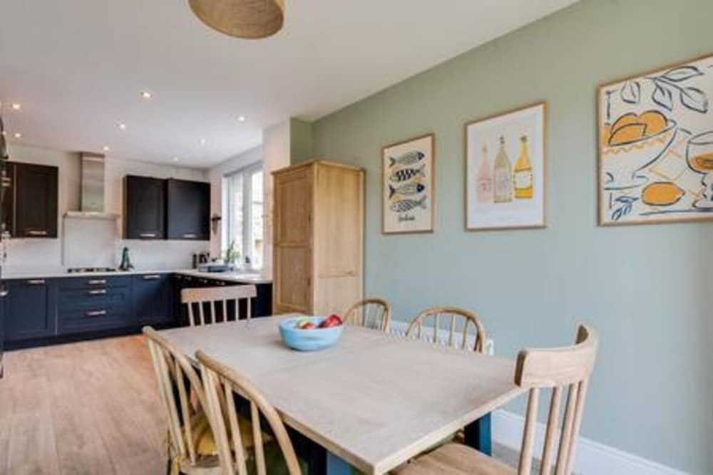 Family friendly Getaway Garden Parking Sleeps 7 in Oxford, United Kingdom