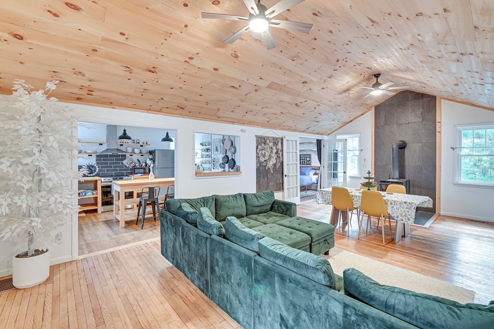 Ice Fish Snowshoe & Ski: Group Getaway in Summit — hotel in Summit