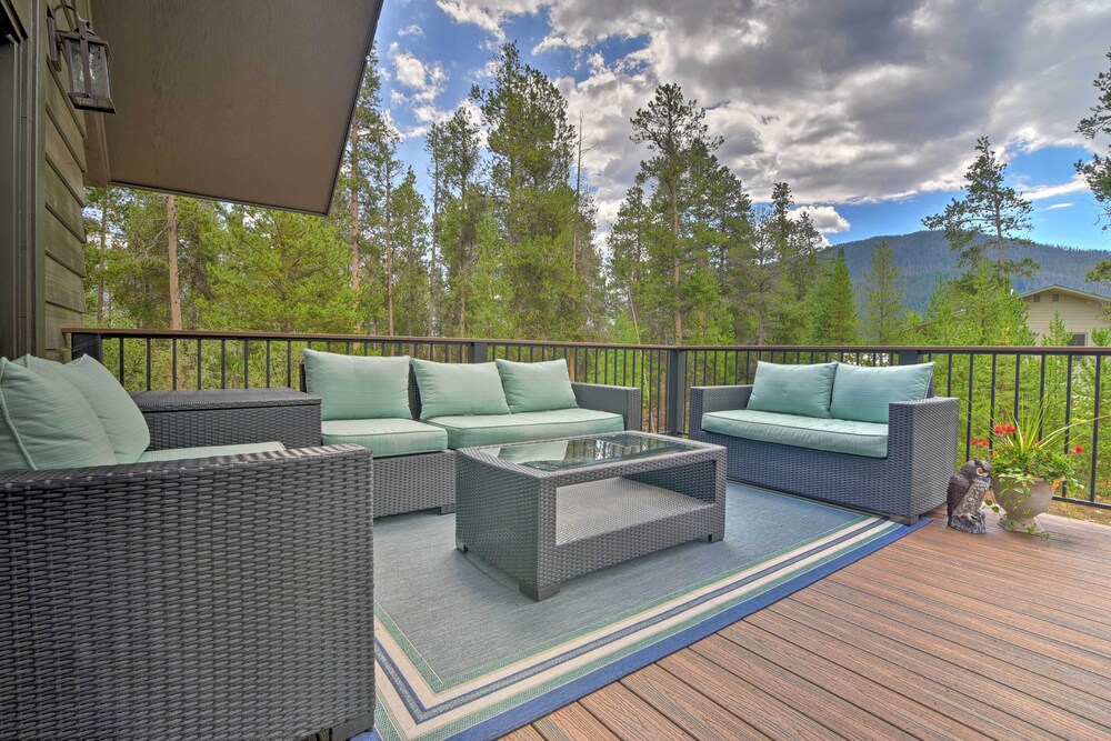Luxurious Grand Lake Vacation Rental with Hot Tub — 4-Star Luxury Hotel in Alliance, United States