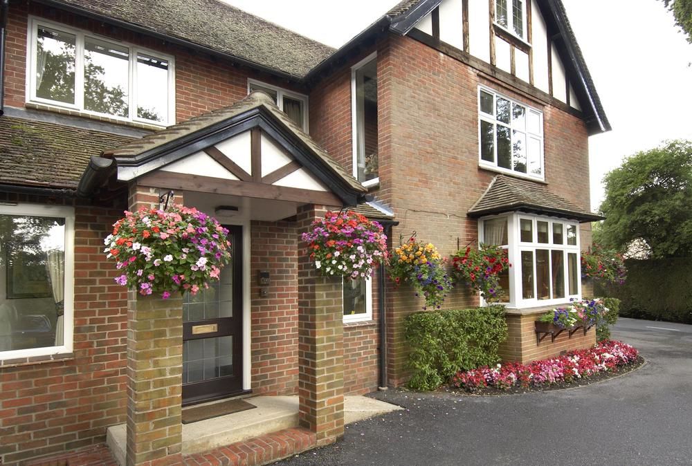 The Pilgrim's Guest House — 4-Star Luxury Hotel in Newbury, United Kingdom