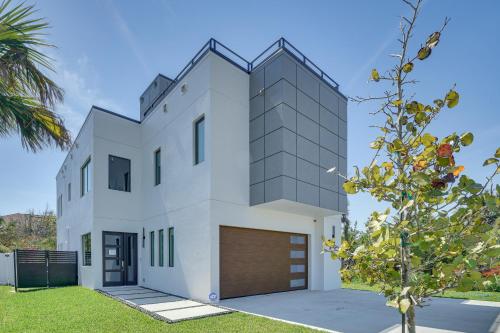 Walk to Shore Modern Stunner in Ormond Beach in Ormond Beach, United States