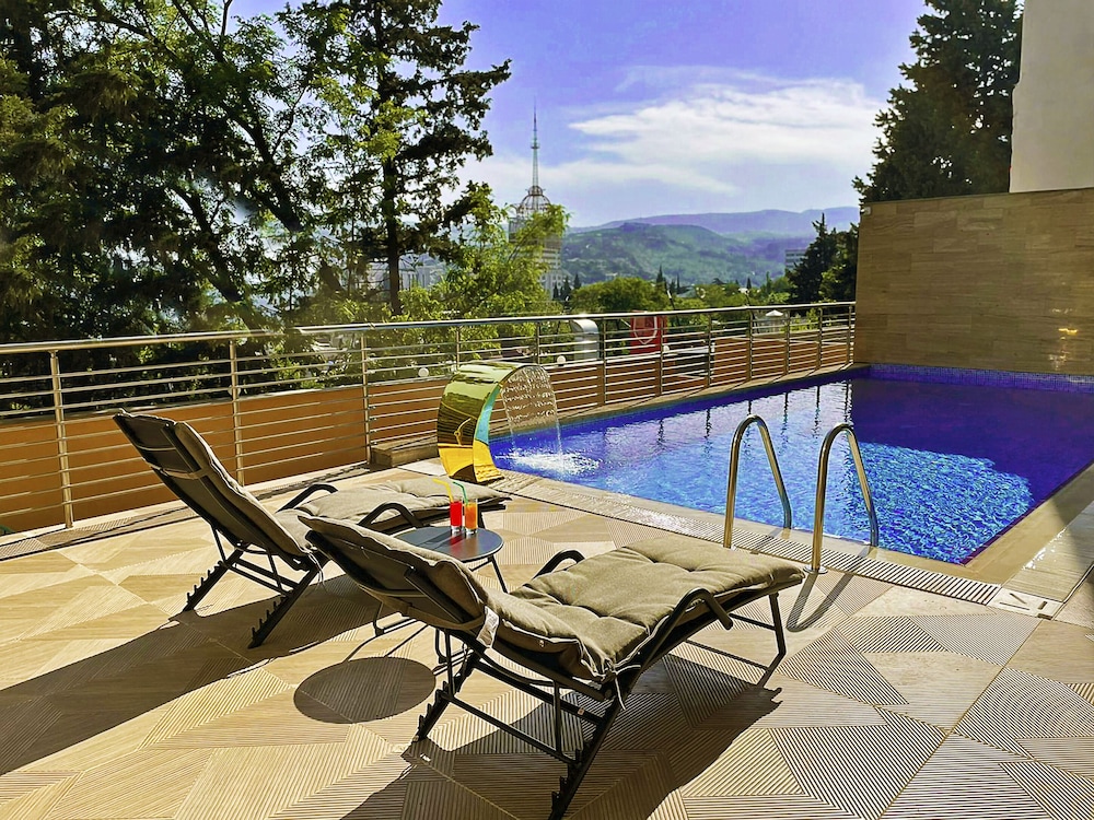 Indoor/outdoor pool