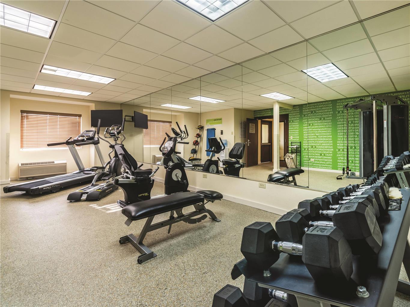 La Quinta Inn & Suites by Wyndham Collinsville St. Louis - photo 10