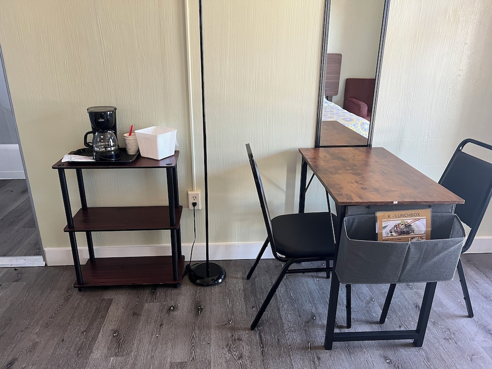 Midtown Inn & Suites - photo 41