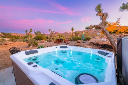 New: Dome Hot Tub Game Room 5 min to park — 4-Star Luxury Hotel in Joshua Tree, United States