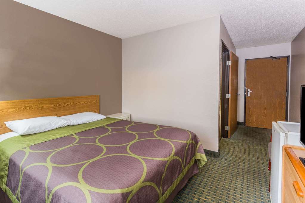Super 8 by Wyndham St. Charles - photo 5