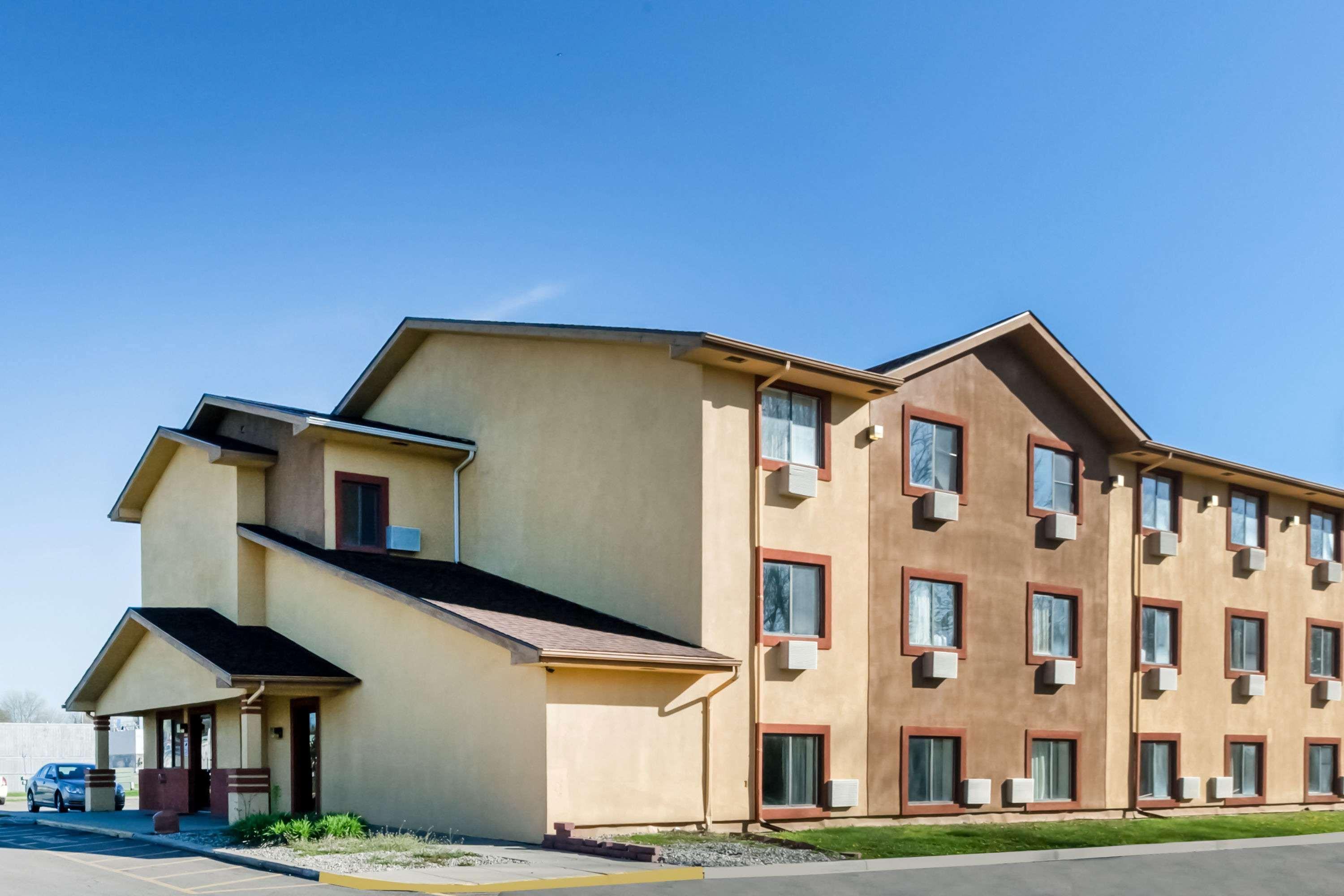 Super 8 by Wyndham Flint Township Miller Rd Bishop Airport - photo 2
