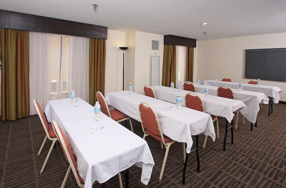 Hampton Inn & Suites Valdosta Conference Center - photo 70