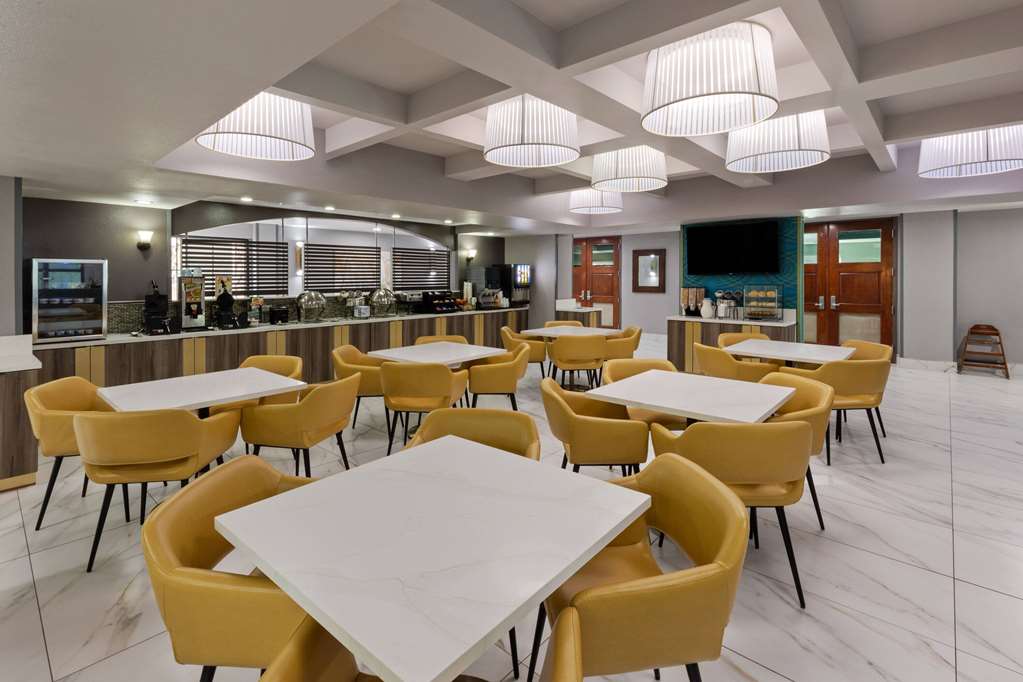 La Quinta Inn & Suites by Wyndham Olathe - photo 38