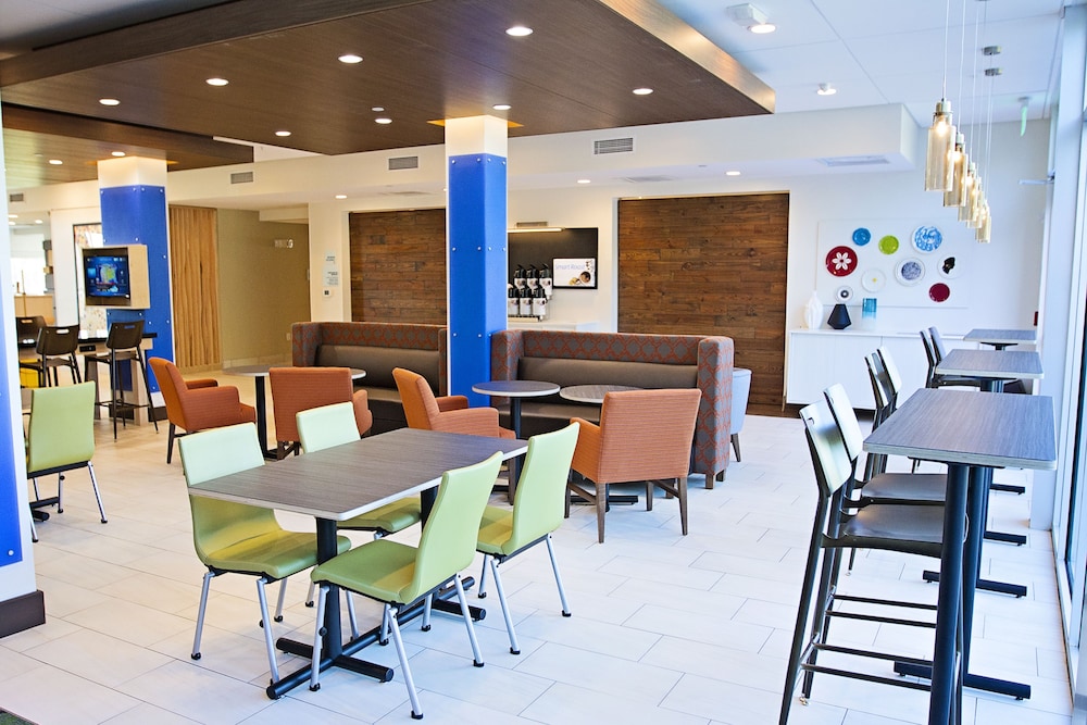 Holiday Inn Express & Suites Greenwood Mall by IHG - photo 33