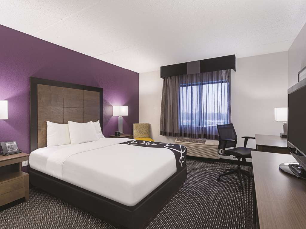 La Quinta Inn & Suites by Wyndham Baltimore BWI Airport - photo 30