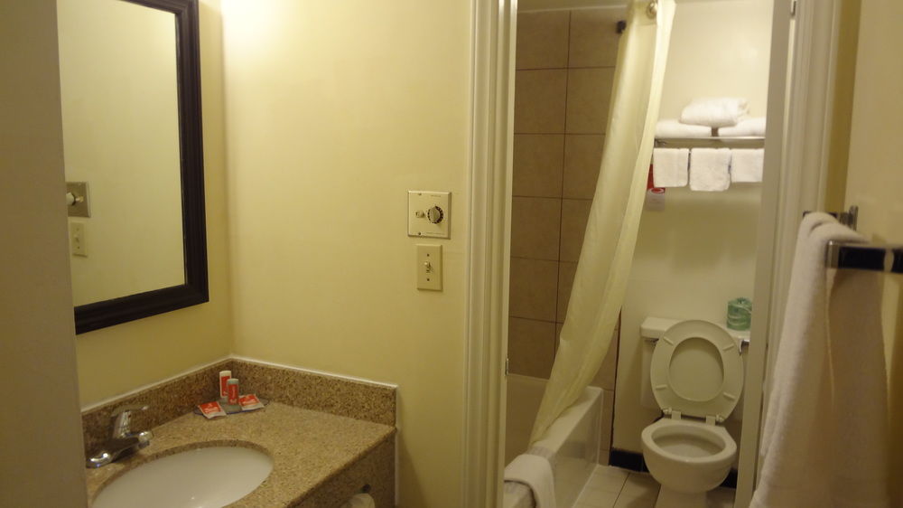 Econo Lodge Colonial - photo 14