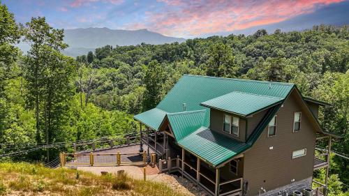New Luxury Lodge Gatlinburg Mountain View — 4-Star Luxury Hotel in Gatlinburg, United States