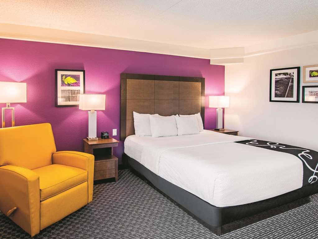La Quinta Inn & Suites by Wyndham Fort Worth City View - photo 27