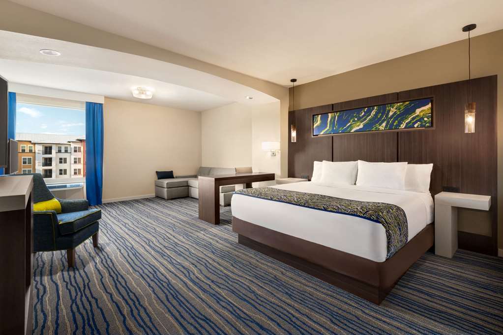 La Quinta Inn & Suites by Wyndham Orlando IDrive Theme Parks - photo 16