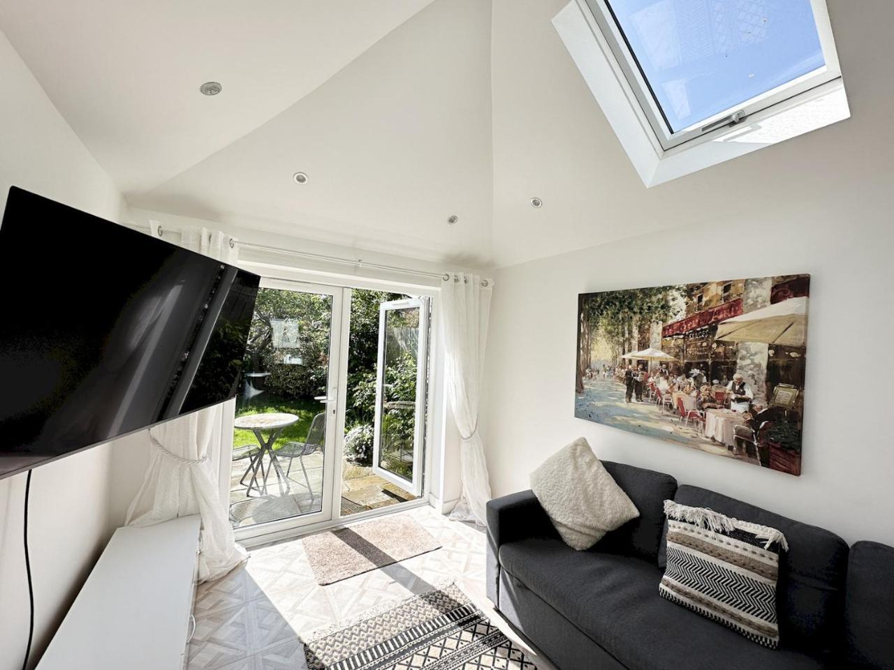 Modern Coastal Cottage Pass the Keys — 4-Star Luxury Hotel in North Shields, United Kingdom