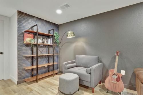 Brand New Arvada Guest Suite Sauna Fire Pit — 4-Star Luxury Hotel in Arvada, United States