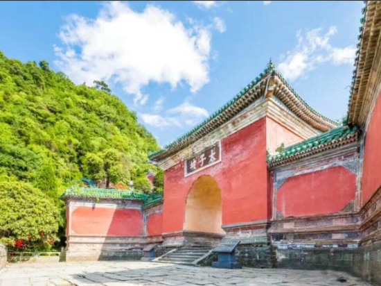 Longyuange Hotel in Danjiangkou, People's Republic of China