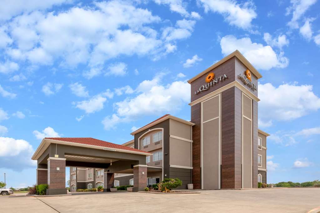 La Quinta Inn & Suites by Wyndham Bridgeport - photo 2