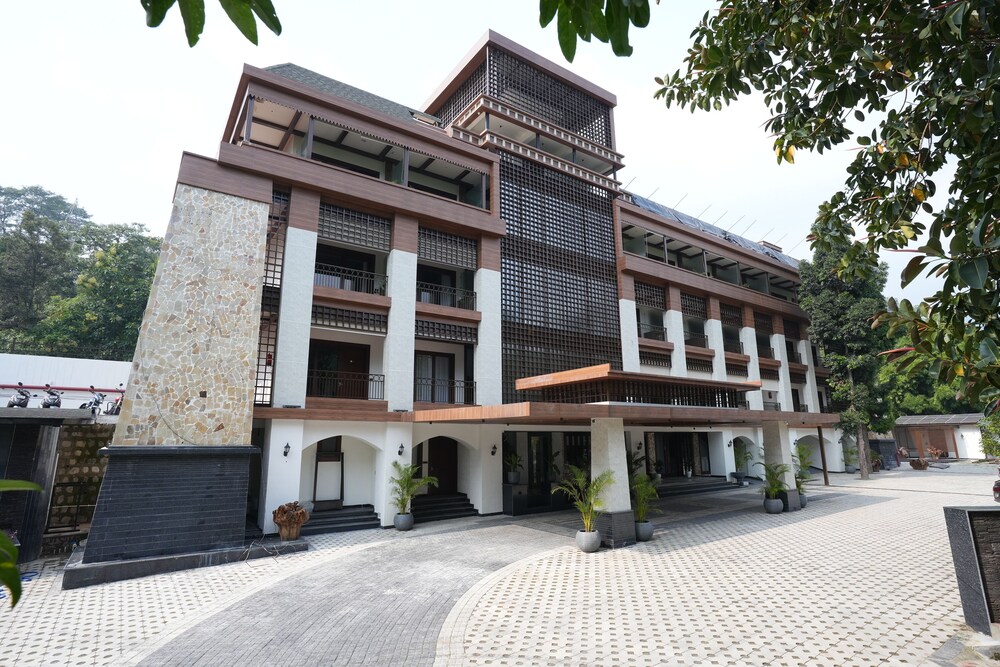 Pleasant Tree Hotels Luxury Stay Amidst Nature — hotel in Rajpur