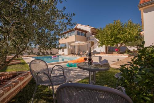 Holiday home Dinko — 4-Star Luxury Hotel in Pridraga, Croatia