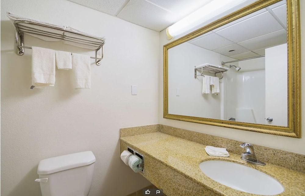 Travelodge by Wyndham Vernon CT - photo 12