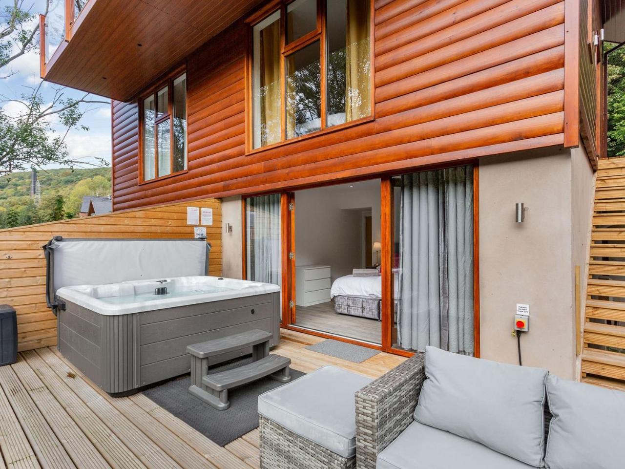 Waterside Lodge Five Uk38263 — 4-Star Luxury Hotel in Southowram, United Kingdom