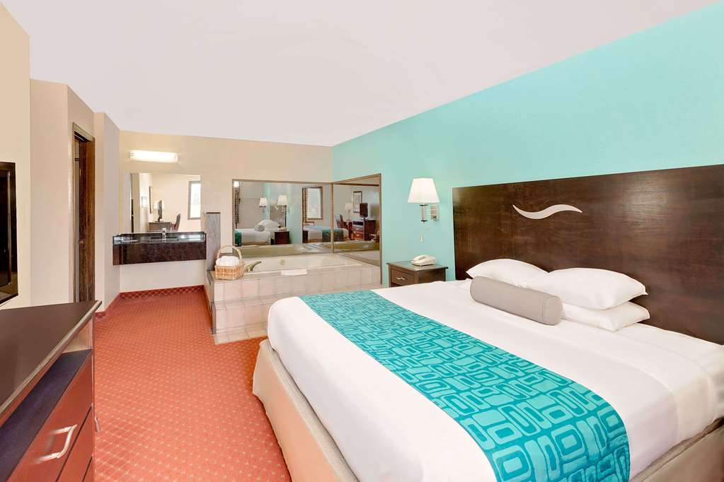 Howard Johnson by Wyndham Waterloo Cedar Falls - photo 17
