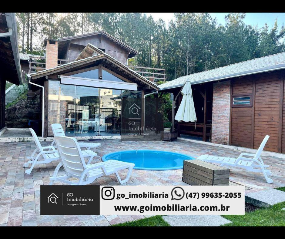 Cabana Com Piscina 5 Min a Pe Da Praia Porto Belo in Porto Belo, Brasil